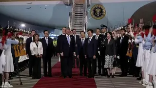 Trump, Çin Devlet Başkanı Şi Cinping ile Görüşmek Üzere Pekin'e İndi