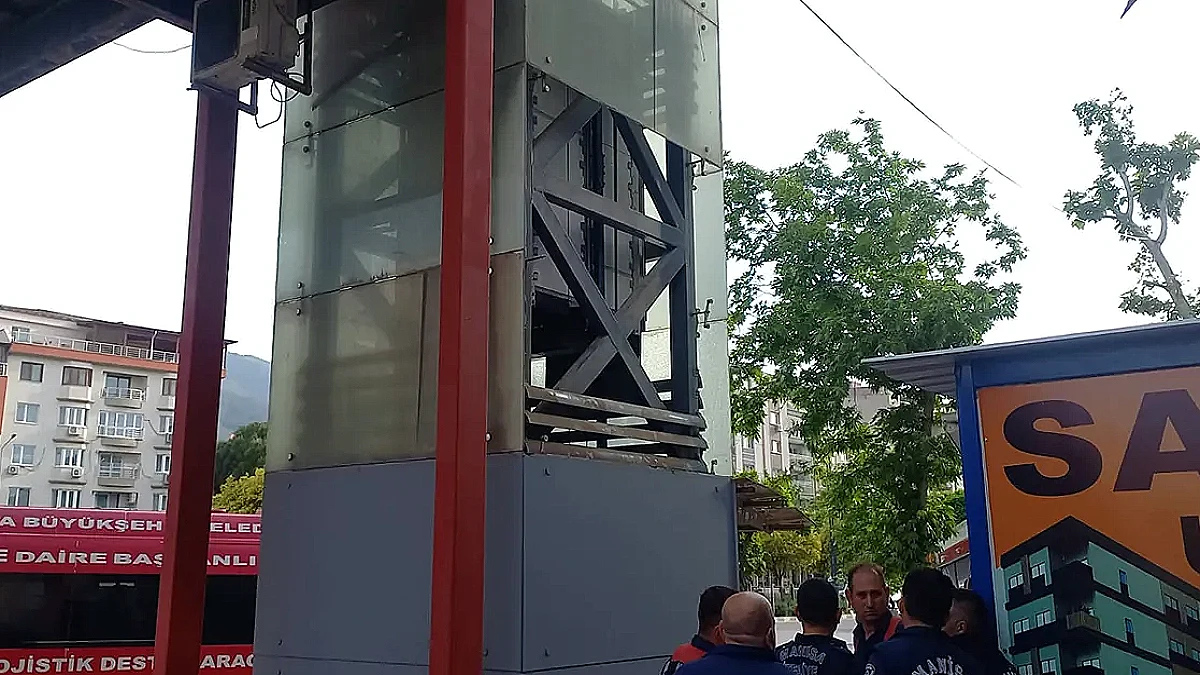 Üst Geçit Asansöründe Korkunç Kaza: 24 Yaşındaki Genç Sıkışarak Hayatını Kaybetti