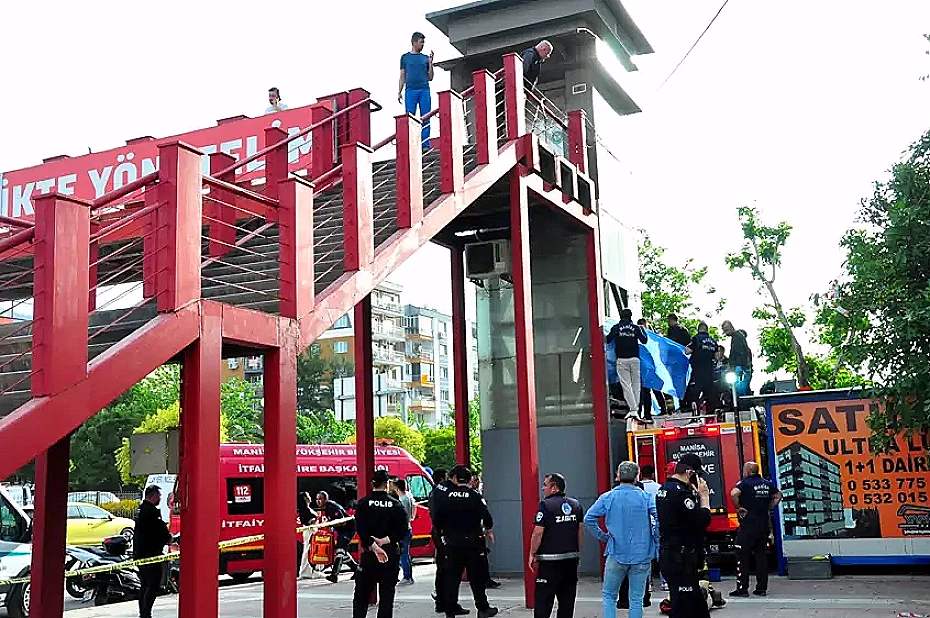 Üstgeçit Asansöründe Sıkışan Genç Hayatını Kaybetti