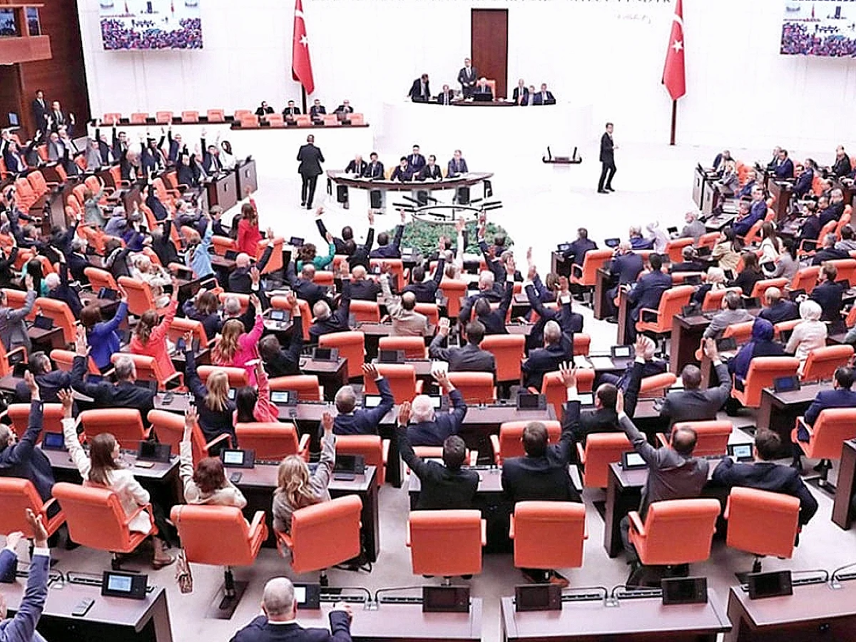 Varlık Barışı Kanunu TBMM'de Kabul Edildi: Kara Para ve Faiz Sarmalı Endişeleri Dile Getirildi