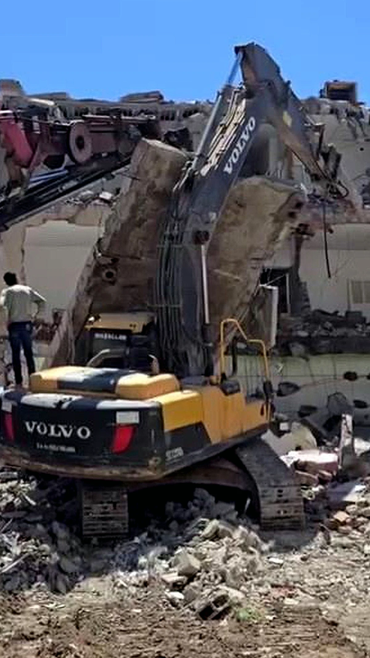 Yıkım Sırasında İş Makinesinin Üzerine Beton Bloğu Düştü